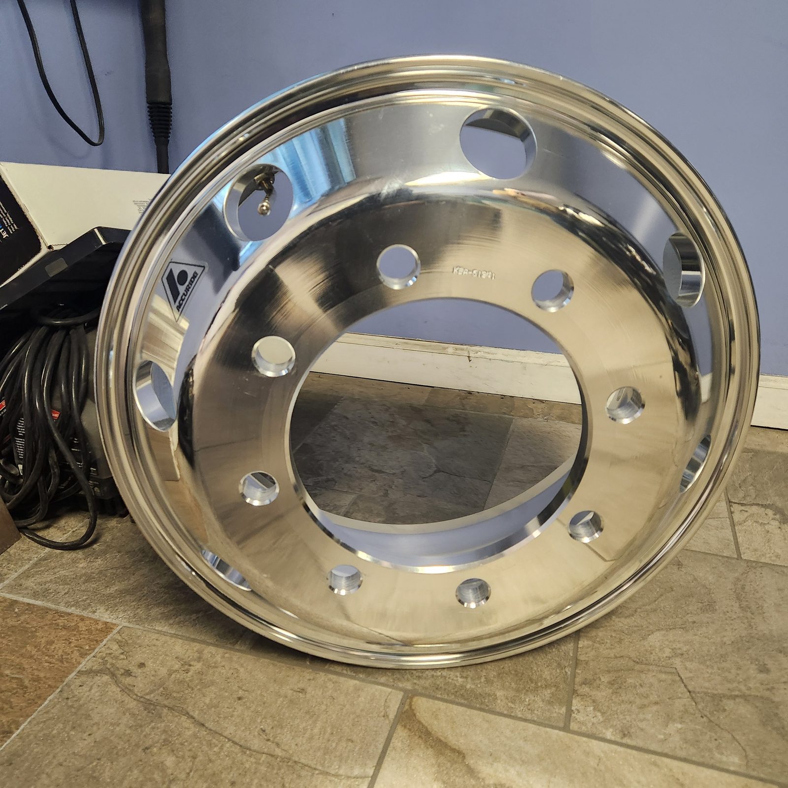 Polished aluminum heavy truck wheel